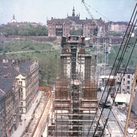 Nuselský most překlenuje vzdálenost 485 metrů, je široký 26,5 metru a tyčí se ve výšce 40 metrů.