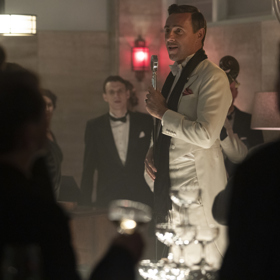 Roman Vojtek prostupuje celým dějem seriálu Zlatá labuť.