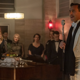 Roman Vojtek coby zpěvák Vilém Villy Brož.