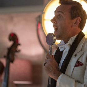 Herec Roman Vojtek měl během natáčení seriálu Zlatá labuť falešný knírek.