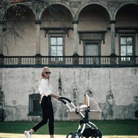 Zpěvačka přiznává, že namísto kočárku začala po prvních narozeninách přepravovat Karolínku v nosítku.