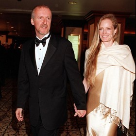 James Cameron a Suzy Amis tvoří pár už čtvrt století. Na snímku z roku 1999 mají ještě krátce před svatbou.