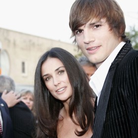 První manželkou Ashtona Kutchera byla o patnáct let starší hollywoodská star Demi Moore. Nevybouřený mladík se kvůli ní musel pasovat do role nevlastního otce tří odrostlých holčiček.