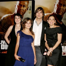 S Rumer (vlevo), Tallulah (druhá zleva) a Scout Willisovými má Ashton dodnes skvělý vztah. Od nejstarší Rumer ho ostatně dělí 15 let, tedy stejně, jako od její matky Demi (vpravo), se kterou tvořil osm let manželský pár.