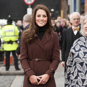 Kate Middleton v kaštanově hnědém kabátu značky Hobbs v roce 2012. Všimněte si délky těsně pod kolena. 
