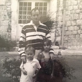 Emma Watson na archivním snímku s mladším bratrem Alexem a tátou, anglickým právníkem Chrisem Watsonem. Obě děti se narodily v Paříži, kde jejich rodiče jeden čas pobývali.