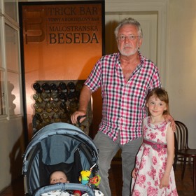 Jaromír Hanzlík s vnoučaty Markem a Veronikou.