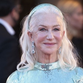 Helen své rozpuštěné dlouhé vlasy ráda zdobí čelenkou. S takovýmto účesem zavítala předloni v září na filmový festival v Benátkách.