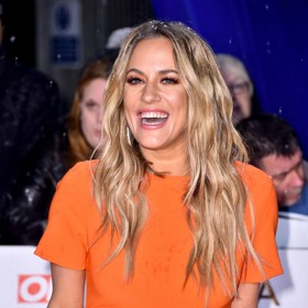 Moderátorka Caroline Flack, se kterou Harry randil v roce 2009, už je po smrti. V roce 2020 se po vleklých psychických potížích oběsila ve svém domě.