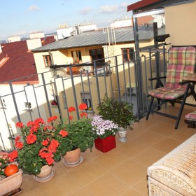 Herečka Martina Hudečková si byt na pražských Vinohradech pochvaluje kvůli panoramatickému výhledu.