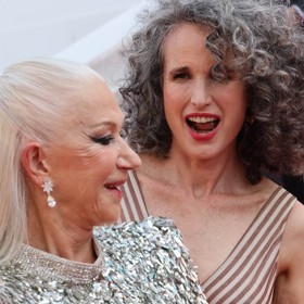 Helen se každopádně ve společnosti neobjevila v dlouhých vlasech poprvé. V květnu loňského roku předvedla na festivalu v Cannes tento účes. Sekundovala jí Andie MacDowell (64), další zralá kráska, která ráda předvádí své dlouhé prošedivělé lokny.