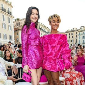 Jako součást outfitu na přehlídku Valentina měly Anne Hathaway i zpěvačka Ariana DeBose na nohou trendy boty na vysoké platformě. Našli jsme pro vás jednu dostupnou alternativu.