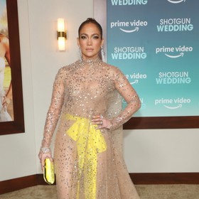 Jennifer Lopez v nahých šatech od Valentina na premiéře snímku Shotgun Wedding.