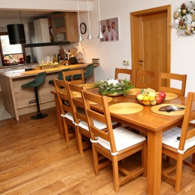 Jídelna působí díky dřevu teplým a přívětivým dojmem.