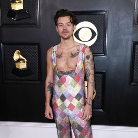 Harry Styles předvedl hned tři zářivé modely. První byl tento overal. 