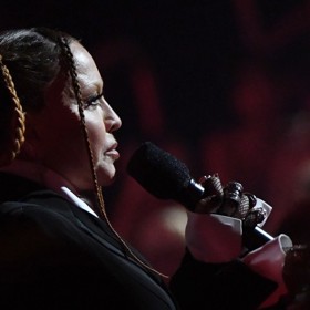 Diváci a fotografové se totiž více soustředili na to, jak zasloužilá pěnice vypadá. Po četných plastikách v ní poznal interpretku hitu Vogue jen málokdo. Její tvář navíc působila nezdravě oteklým dojmem.