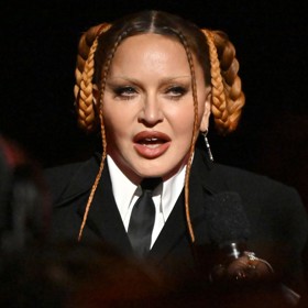 Podle Madonny za to mohou fotografové, kteří ji fotili v detailu dlouhým objektivem. Ten by podle jejích slov zdeformoval tvář úplně každému.