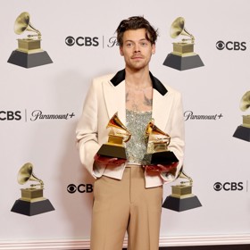 A ceny Grammy už přebral v tomto usedlejším modelu, který ale přeci jen stále odhaloval jeho tetování na hrudi. 