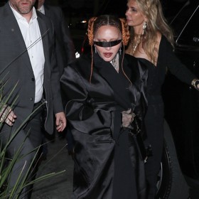 I na Grammy, kam dorazila v černém sáčku, dlouhé sukni stejné barvy a kravatě, vyzvala všechny provokatéry a rebely, aby vytrvali a díky tomu pak budou vidět a slyšet. A možná změní náš mysogynní svět zatížený ageismem k lepšímu.