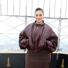 V tomto outfitu modelka odstartovala newyorský týden módy v koženkovém bomberu a maxišatech. 