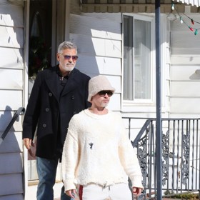 Zde momentálně natáčí svůj nový film Wolves, v němž se znovu objeví po boku svého kamaráda George Clooneyho (na snímku).