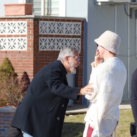 Zatím není jasné, zda Bradův outfit je součástí jeho role, nebo jde o hercovu soukromou iniciativu. Každopádně mu to sekne. A zřejmě si i během natáčení užije s Georgem spoustu legrace.