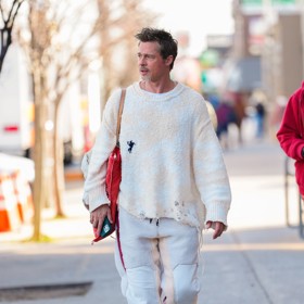 Stojí za tím nejenom zvýšená péče o zevnějšek, ke které se herec podle všeho uchýlil, ale také mladistvý až průkopnický módní styl. Brad Pitt se zkrátka nebojí experimentovat a to mu ubírá roky. Takhle se například objevil v únoru v ulicích New Yorku. 