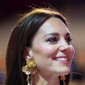 A zde náušnice v detailu. Za pozornost ale stojí i make-up princezny Kate. Ten je velmi jemný a přirozený, přičemž kontrast k němu tvoří výrazné kouřové líčení očí. Pro manželku prince Williama poněkud netypické.