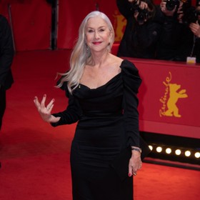Britská herečka Helen Mirren ovládla na prahu osmdesátky berlínský filmový festival. Na premiéře dramatu Golda, v němž ztvárnila hlavní roli, nejen předvedla štíhlou figuru v korzetových černých šatech od Vivienne Westwood, ale hlavně si nechala dlouhé blond vlasy volně splývat na rameno.