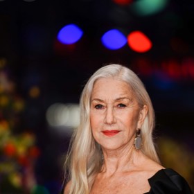 Rozmetala tak na kousky mýtus, že starší dámy by se měly držet kratších účesů, případně si dlouhé vlasy splétat do drdolu.