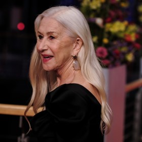 Dlouhé lehce zvlněné vlasy herečku omladily. Podle vlasového stylisty Toma Smithe se jedná o trefu do černého. Helen také udělala dobře, když si vlasy sčesala do strany a zastrčila za ucho, protože tím účesu dodala objem, který by mu možná jinak chyběl.