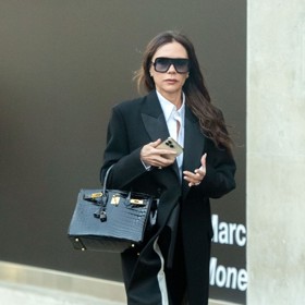 Victoria Beckham se objevila v ulicích Londýna v outfitu, který se výborné hodí na pracovní schůzku. Je šik, pohodlný, a navíc zajímavý. Vybrali jsme pro vás kousky, kterými její look můžete snadno napodobit.