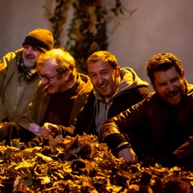 A slíbí si jednu věc. Zkusí zjistit, jestli ještě mají na to řádit. Jestli ještě mají koule něco zažít...