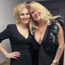 Pro tuto příležitost zvolila odvážné šaty návrhářky Martiny Pipkové Loudové.