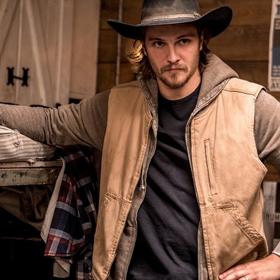 Yellowstone to měl zpočátku hodně těžké. Jeho tvůrce Taylor Sheridan ho chtěl nejdříve udat v Hollywoodu, tam mu ale řekli, že western je mrtvý.