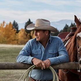 Yellowstone: John Dutton (Kevin Costner) řídí největší dobytčí ranč v Americe. S tím se ale pojí spousta problémů.
