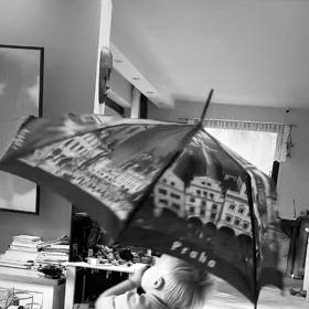 Pepíček Pizinger je velkej showman, tady mámu pobavil, když s deštníkem zatančil na písničku Singin' in the Rain.