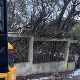 Nejvíc Pepíčka baví zkoumat okolní svět. "To je krásnej bagr," prohlásil s klackem v ruce při průzkumech ulic kolem domu.