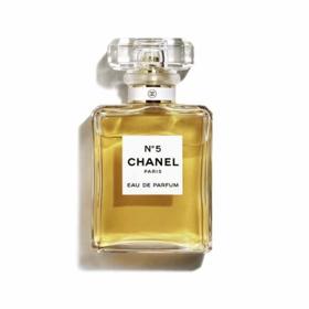 Ikona mezi parfémy, Chanel no. 5, byl světu představen v roce 1921. Na svědomí jej má parfumér Ernest Beaux, který se narodil v Rusku, ale působil v Cannes. Ernest představil Gabrielle Chanel, zakladatelce stejnojmenné značky, své nejlepší kombinace, z nichž právě číslo 5 vyhrálo. V parfému se snoubí růže i jasmín a je světovým trhákem už přes sto let. Cena od 2 tisíc výše