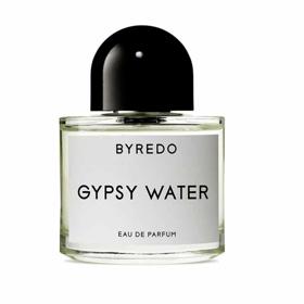 Flakonek značky Byredo možná vypadá velice nenápadně, ale skrývá v sobě vůni, která je oslavou romského stylu života a fascinací nad jejich mýtem. Dřevitá vůně obsahuje tóny bergamotu, citronu, kadidla, vanilky, kosatce ale i jehličí a santalového dřeva. Je z ní cítit kočovný styl života, a navíc je unisexová. Cena od 3 600 Kč