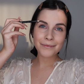 V další fázi líčení přišla řada na obočí, které vizážistka Diana Vitikačová lehce upravila tužkou.