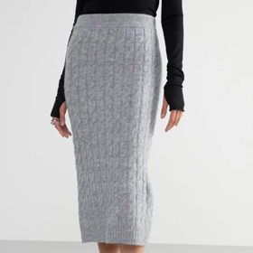 Sukně s copánkovým vzorem, kterou by bylo za nás lepší doplnit kozačkami se špičkou. Lindex, 500 Kč