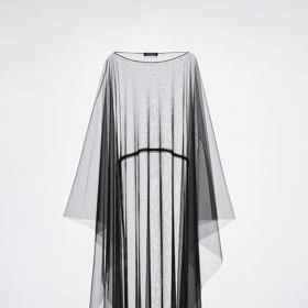 Průsvitná pelerína (Zara, 999 Kč) je ideálním kouskem pro vrstvení.