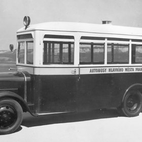 Autobusová doprava se do pražských ulic vrátila až v roce 1925. V ulicích jste mohli potkat třeba tento autobus Walter PN.