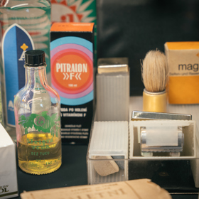 V koupelně 70. a 80. let je k vidění mnoho výrobků nejrůznějších značek.