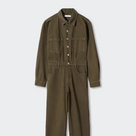 Overal ve stylu pilotské kombinézy nemusí být jen modrý. V khaki provedení vynikne army styl tohoto kousku ještě o něco výrazněji. Mango, 1 599 Kč