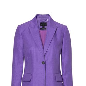 Nezdráhejte se vyrukovat se svými dosud zanedbávanými oblíbenými barvami. Trend barevně celistvých modelů vítá do svých řad milovanou i zatracovanou fialovou! A jak jí to sluší na lněném saku C&A za 1 798 Kč.