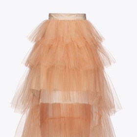 Nadýchaná sukně Pinko (11 850 Kč) představuje luxusnější pojetí záplavy tylu, investice se ale vyplatí. Precizní skládání volánů v podstatě eliminuje průhlednost a můžete ji tak bez obav nosit, i když si na odhalenou módu příliš nepotrpíte.