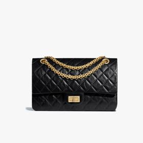 Značka Chanel nabízí model 2.55 nejen v černé barvě. Doporučená cena 244 500 Kč