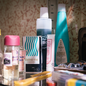 Vlasová kosmetika má v československé koupelně také své zastoupení. Vlnité vlasy například vykouzlila Studená vlna.